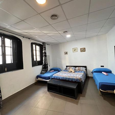 Hostal Milan アリカンテ エクステリア 写真 A room at the hostel