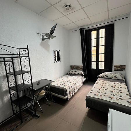 Hostal Milan アリカンテ エクステリア 写真 A typical hostel room in Spain