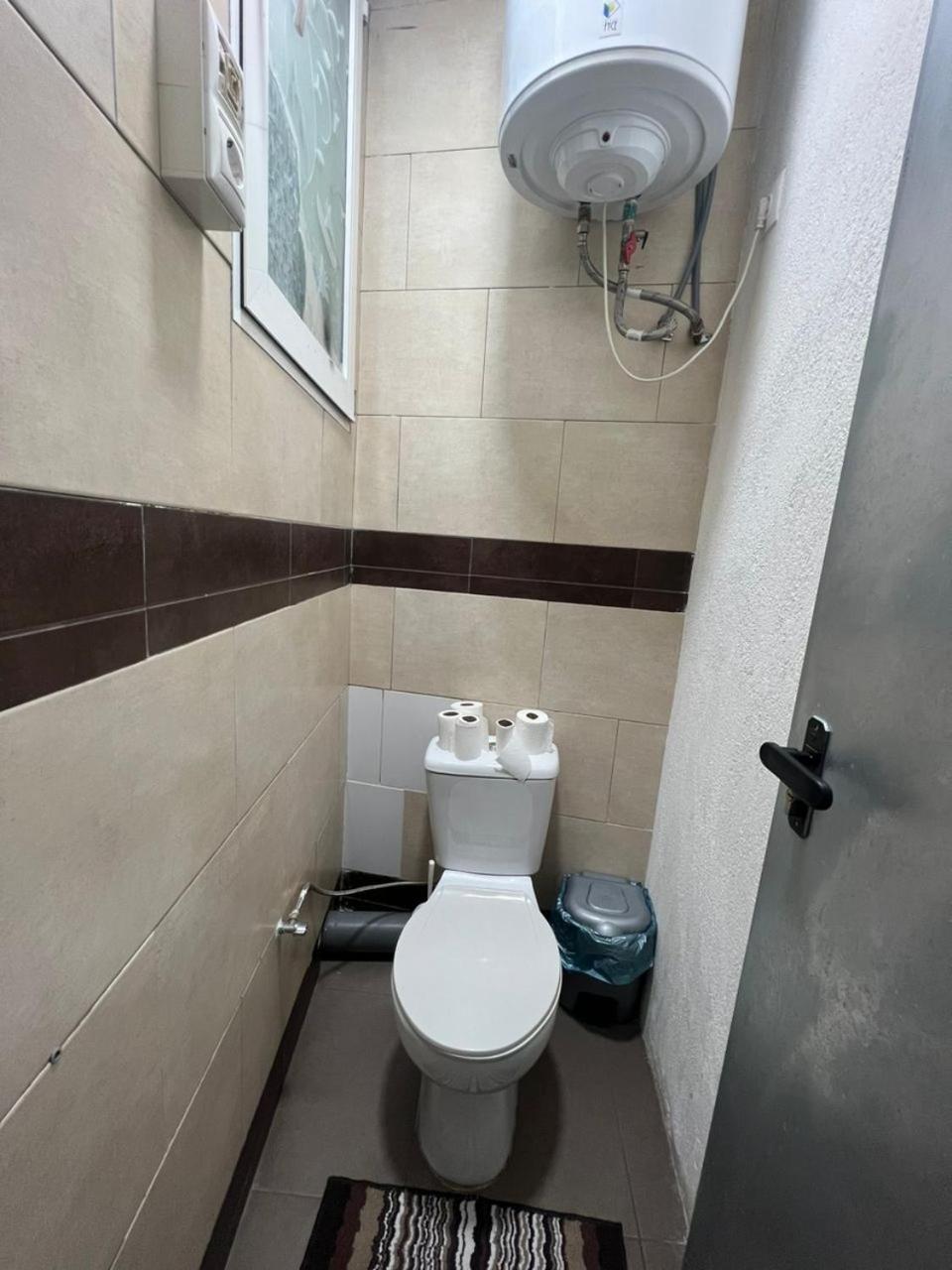 Hostal Milan アリカンテ エクステリア 写真 A toilet in a hotel
