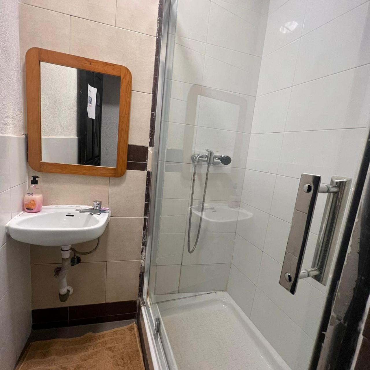 Hostal Milan アリカンテ エクステリア 写真 A shower cubicle