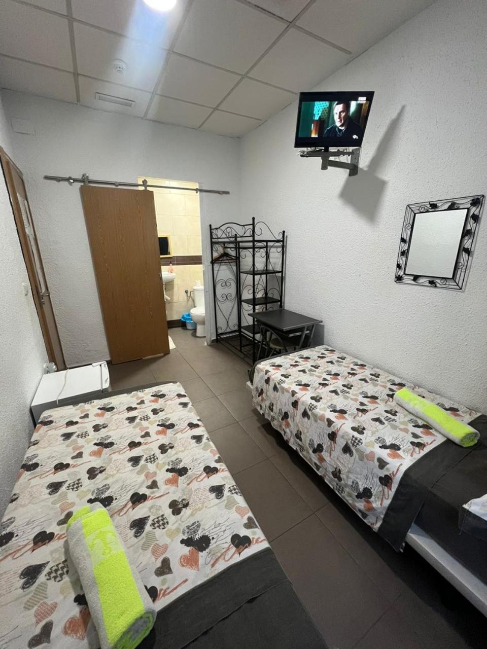 Hostal Milan アリカンテ エクステリア 写真 A room at a love hotel in Japan