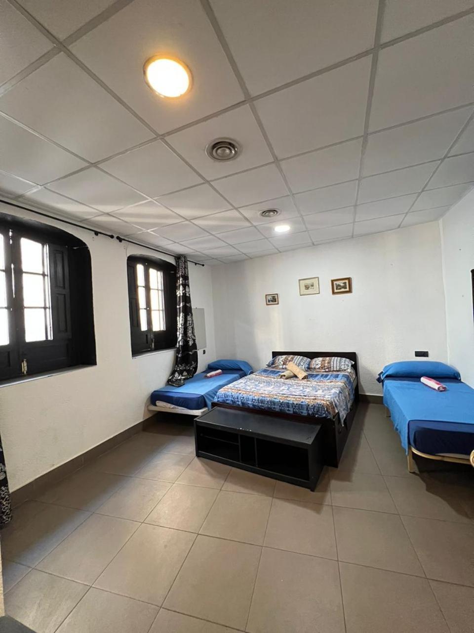 Hostal Milan アリカンテ エクステリア 写真 A room at the hostel