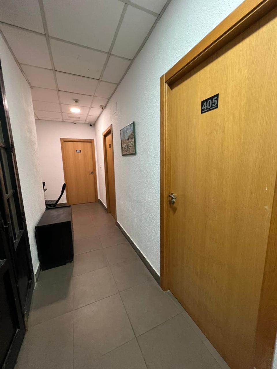 Hostal Milan アリカンテ エクステリア 写真 A typical corridor in the 4th floor of the main building