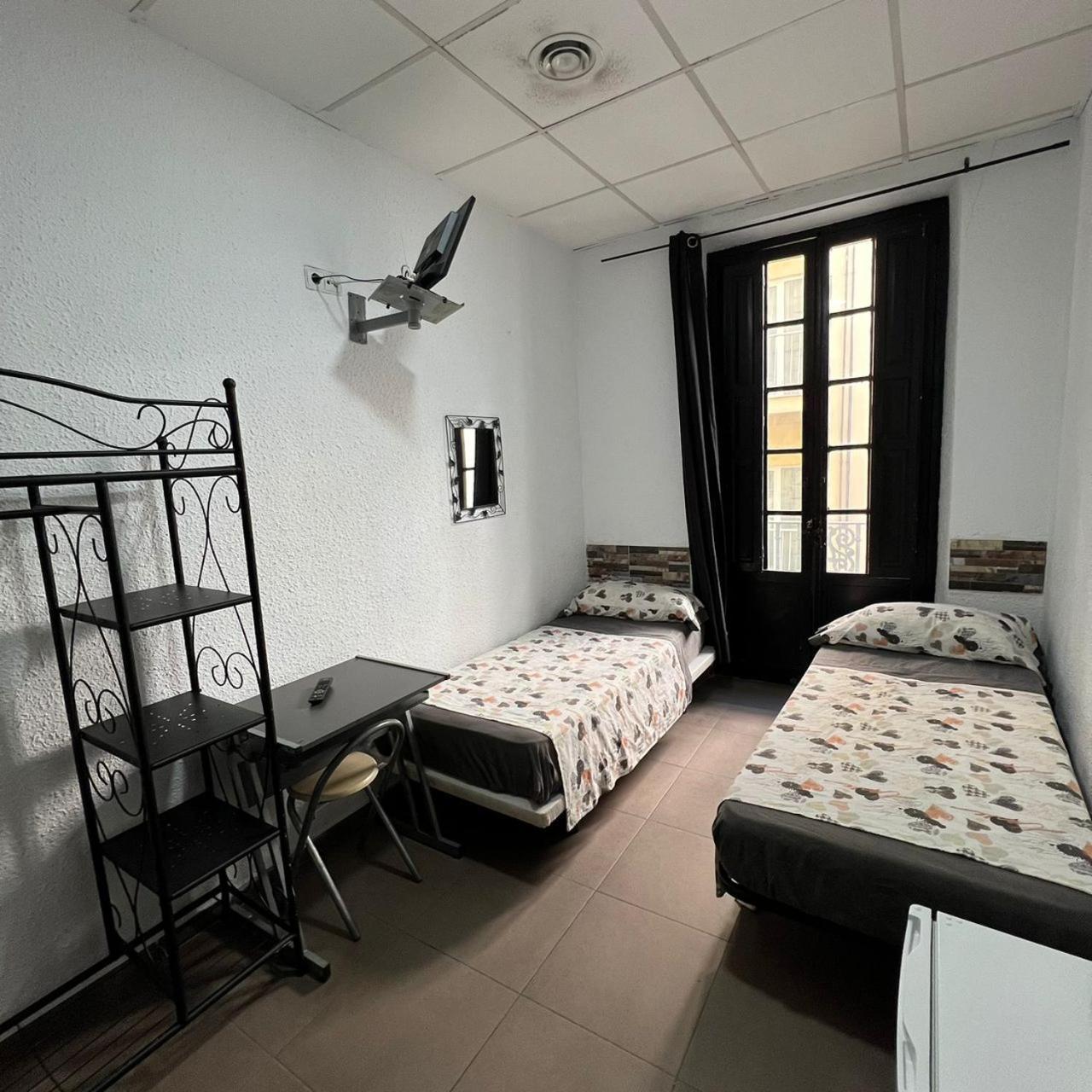 Hostal Milan アリカンテ エクステリア 写真 A typical hostel room in Spain