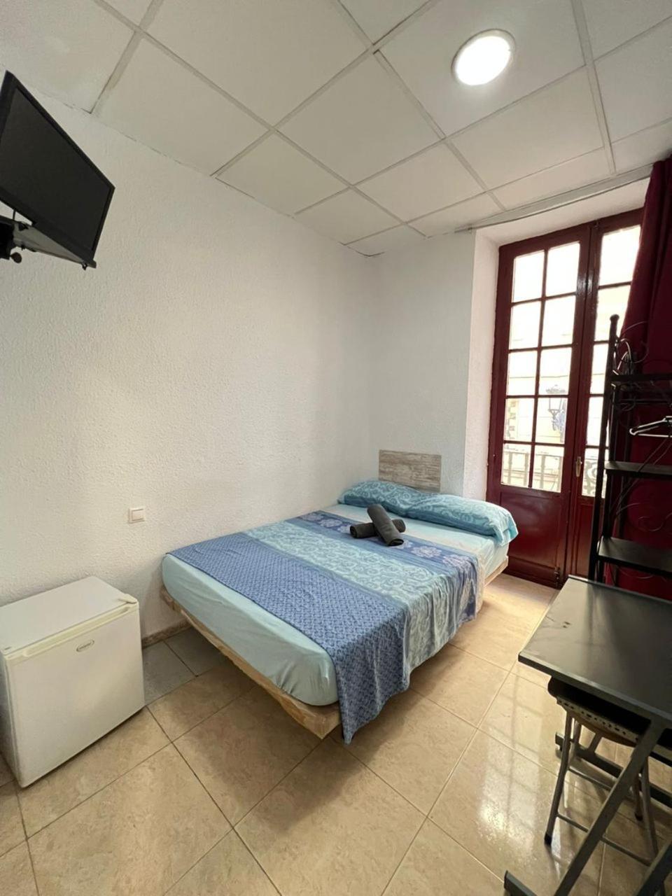 Hostal Milan アリカンテ エクステリア 写真 A room at the hostel