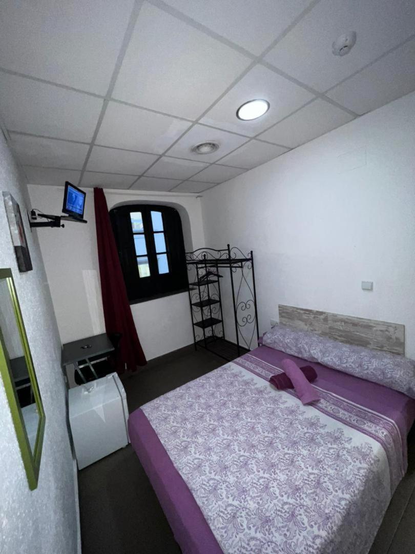 Hostal Milan アリカンテ エクステリア 写真 A room at the hotel