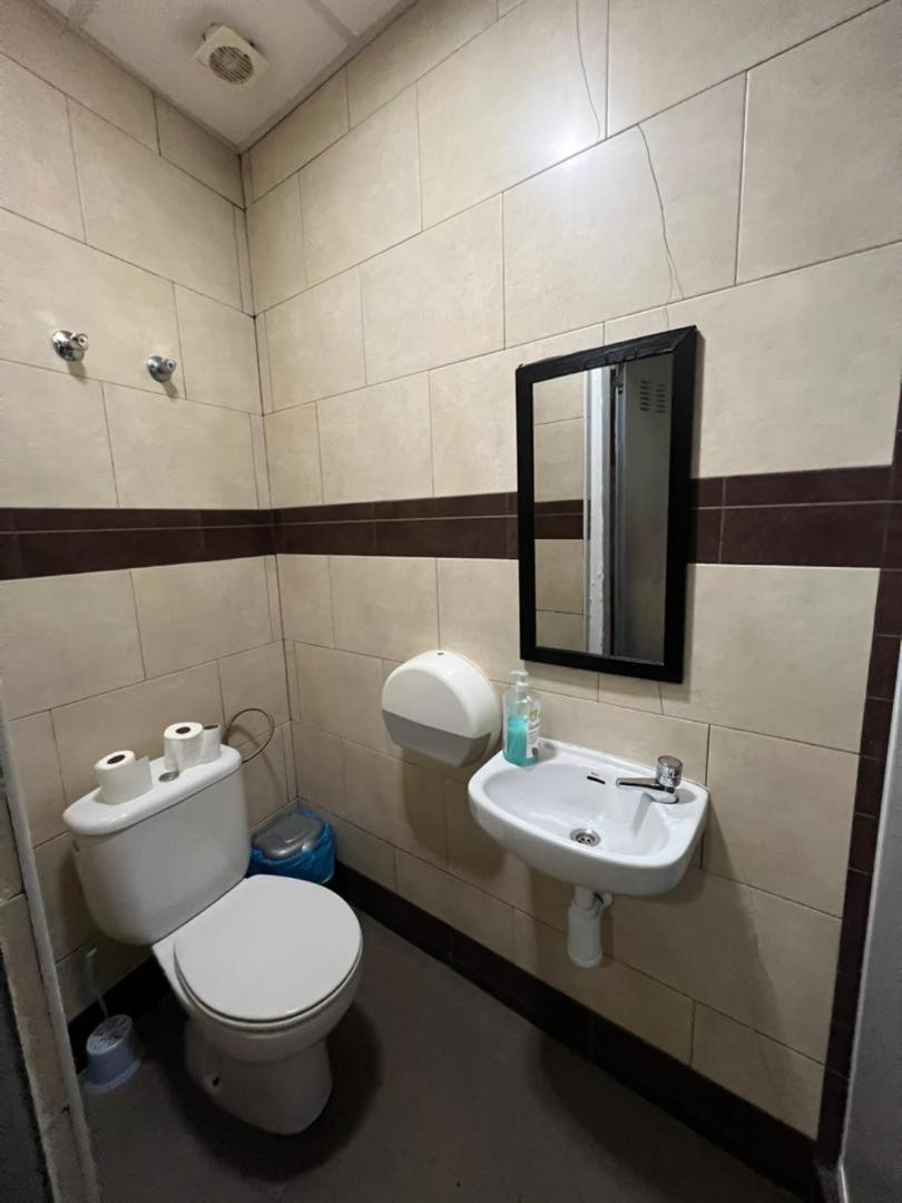 Hostal Milan アリカンテ エクステリア 写真 Bathroom in a hotel