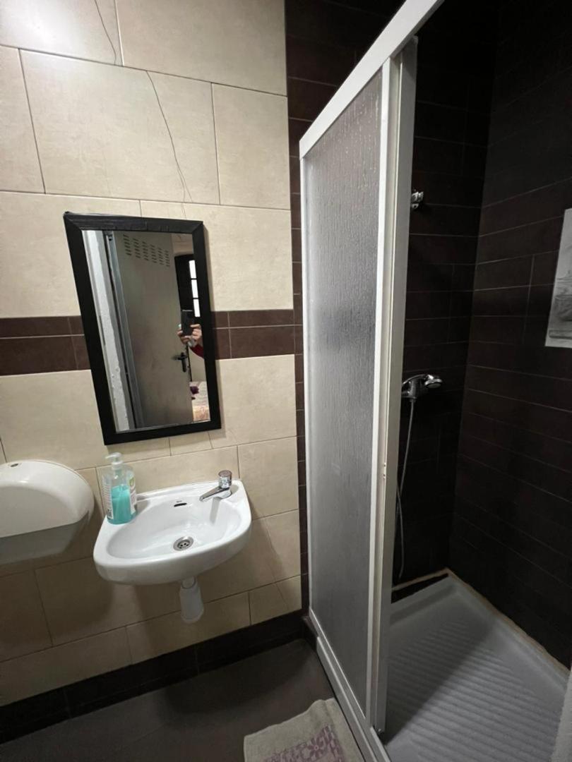 Hostal Milan アリカンテ エクステリア 写真 Bathroom in a hotel