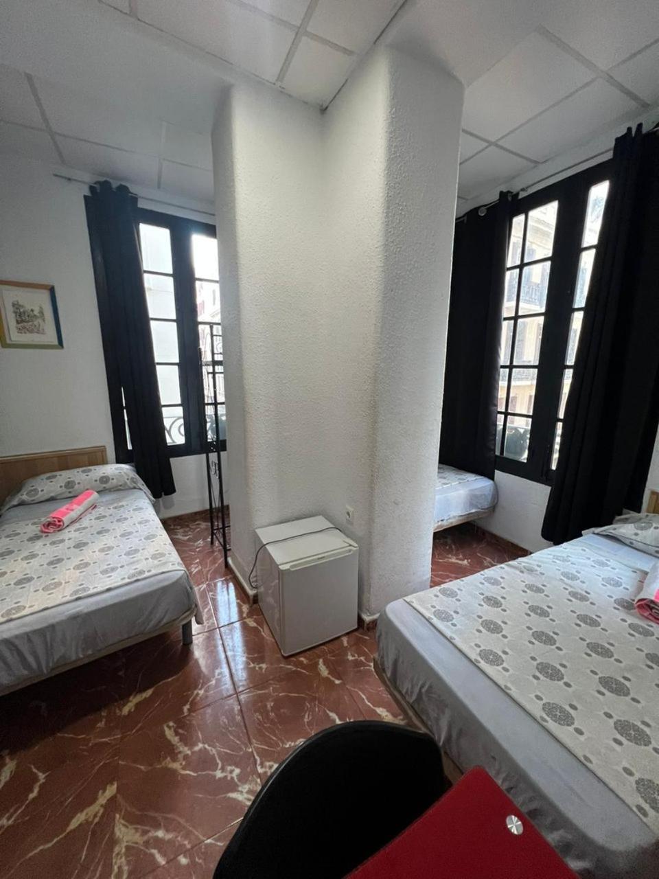 Hostal Milan アリカンテ エクステリア 写真 A typical room at a hostal in Spain