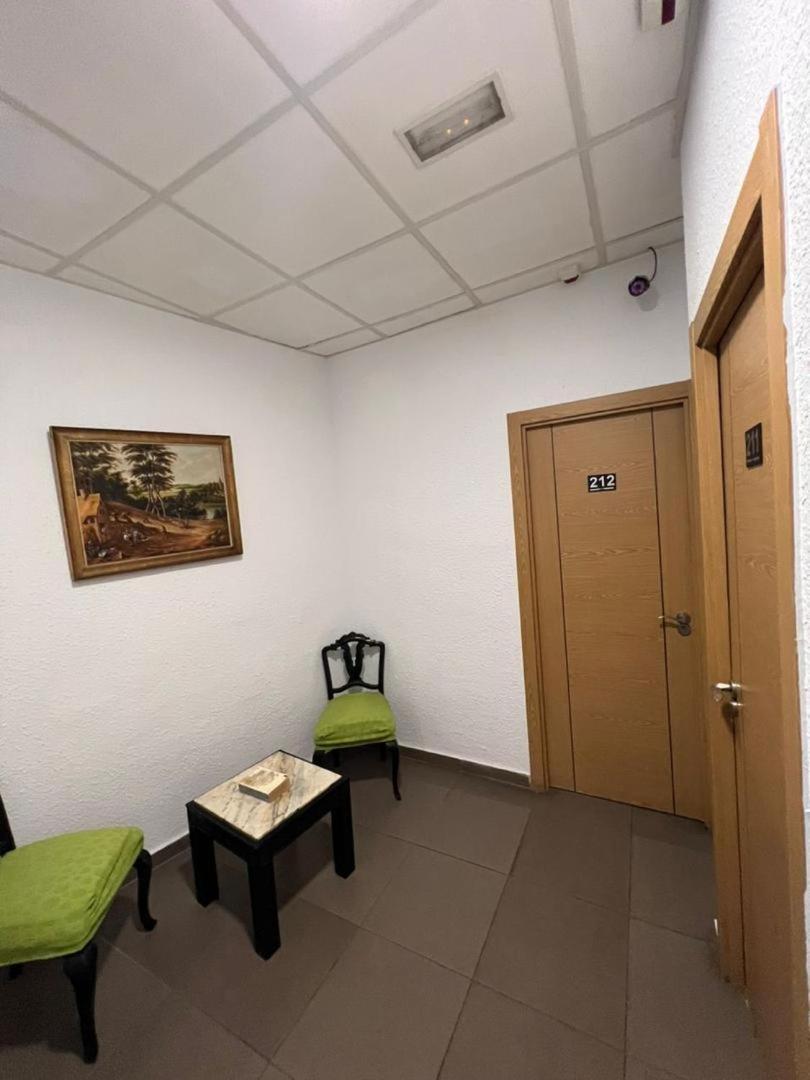 Hostal Milan アリカンテ エクステリア 写真 The waiting room of a doctor's office
