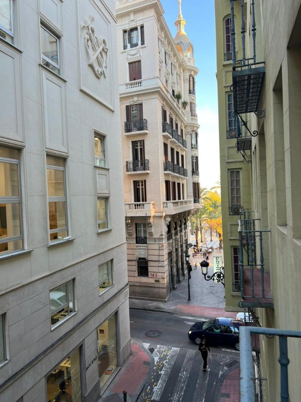 Hostal Milan アリカンテ エクステリア 写真 The narrow streets of the quarter