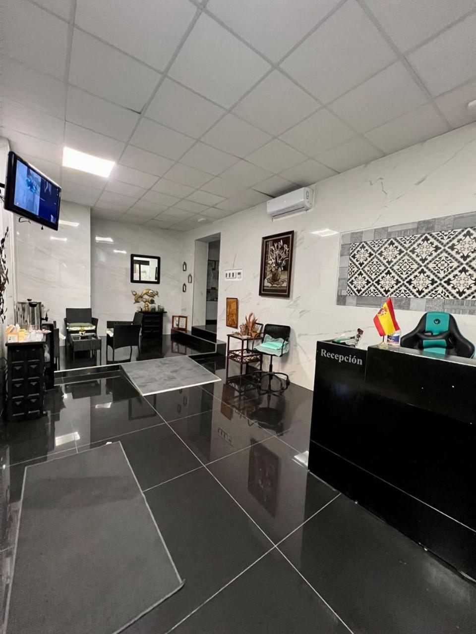 Hostal Milan アリカンテ エクステリア 写真 Reception area of the Embassy of Spain in Tirana