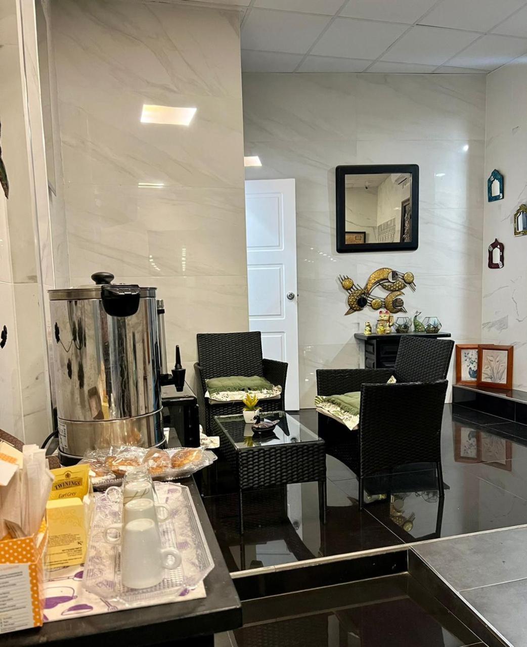 Hostal Milan アリカンテ エクステリア 写真 A coffee break