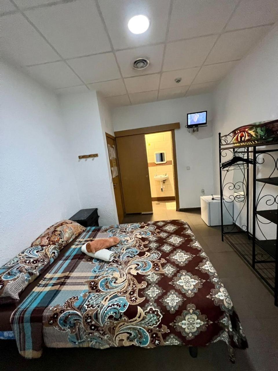Hostal Milan アリカンテ エクステリア 写真 A room at a love hotel in Tokyo