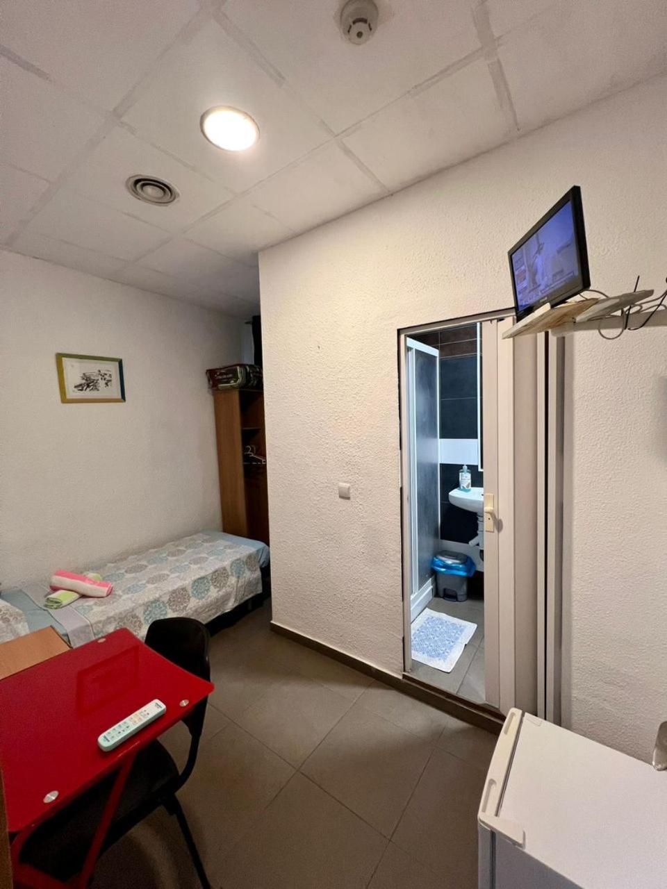 Hostal Milan アリカンテ エクステリア 写真 A room in a capsule hotel in Tokyo