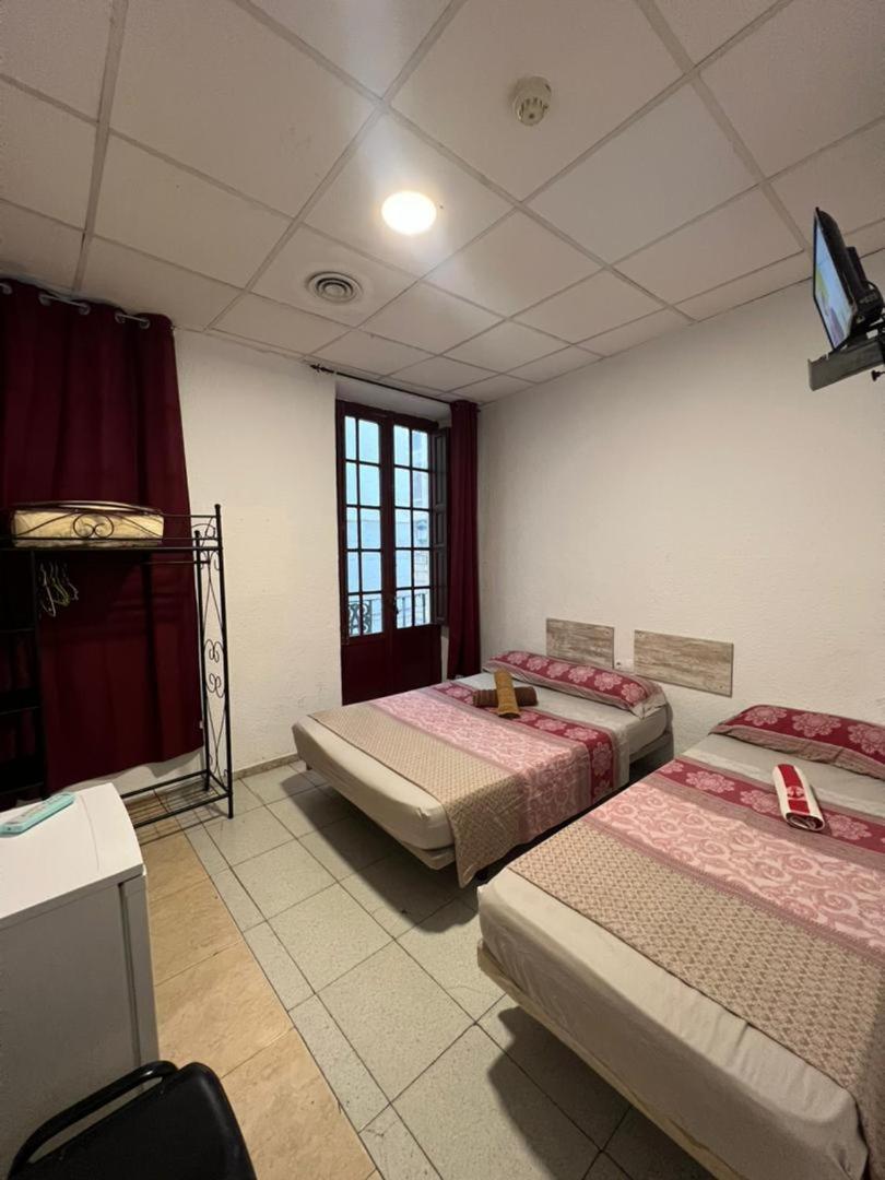 Hostal Milan アリカンテ エクステリア 写真 A room at the hotel