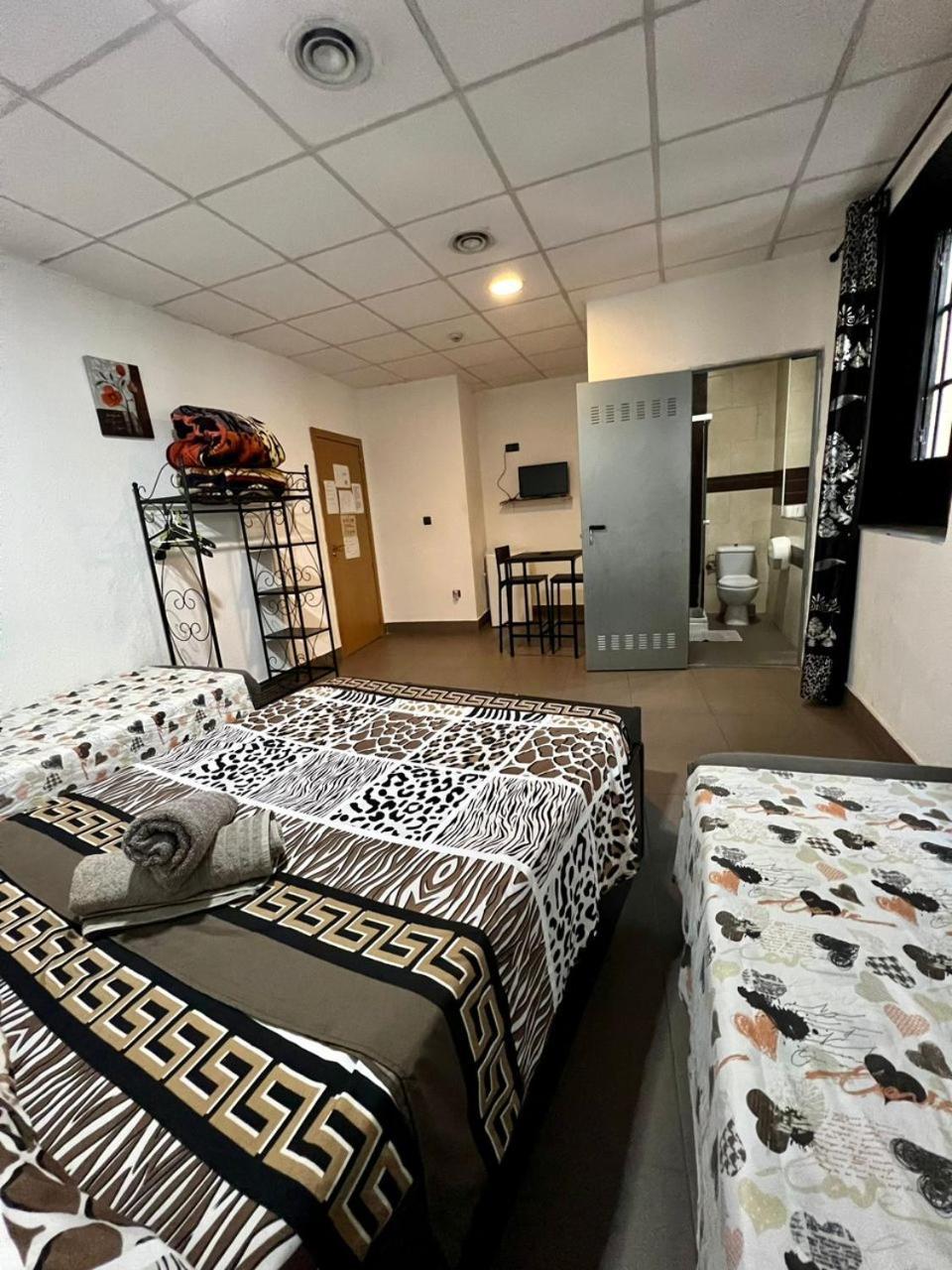 Hostal Milan アリカンテ エクステリア 写真 A typical bedroom in the new residence halls