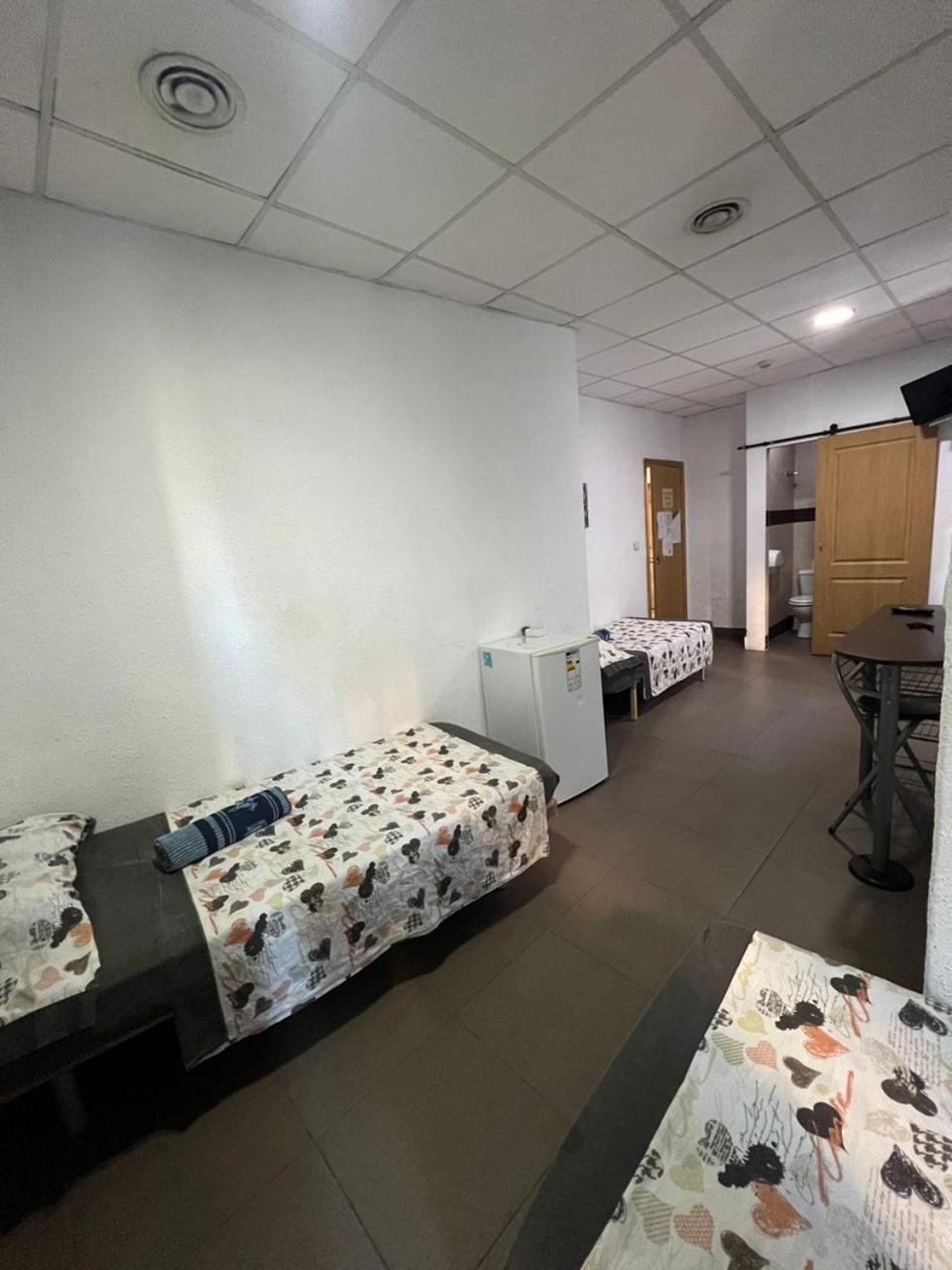 Hostal Milan アリカンテ エクステリア 写真 A room at the shelter