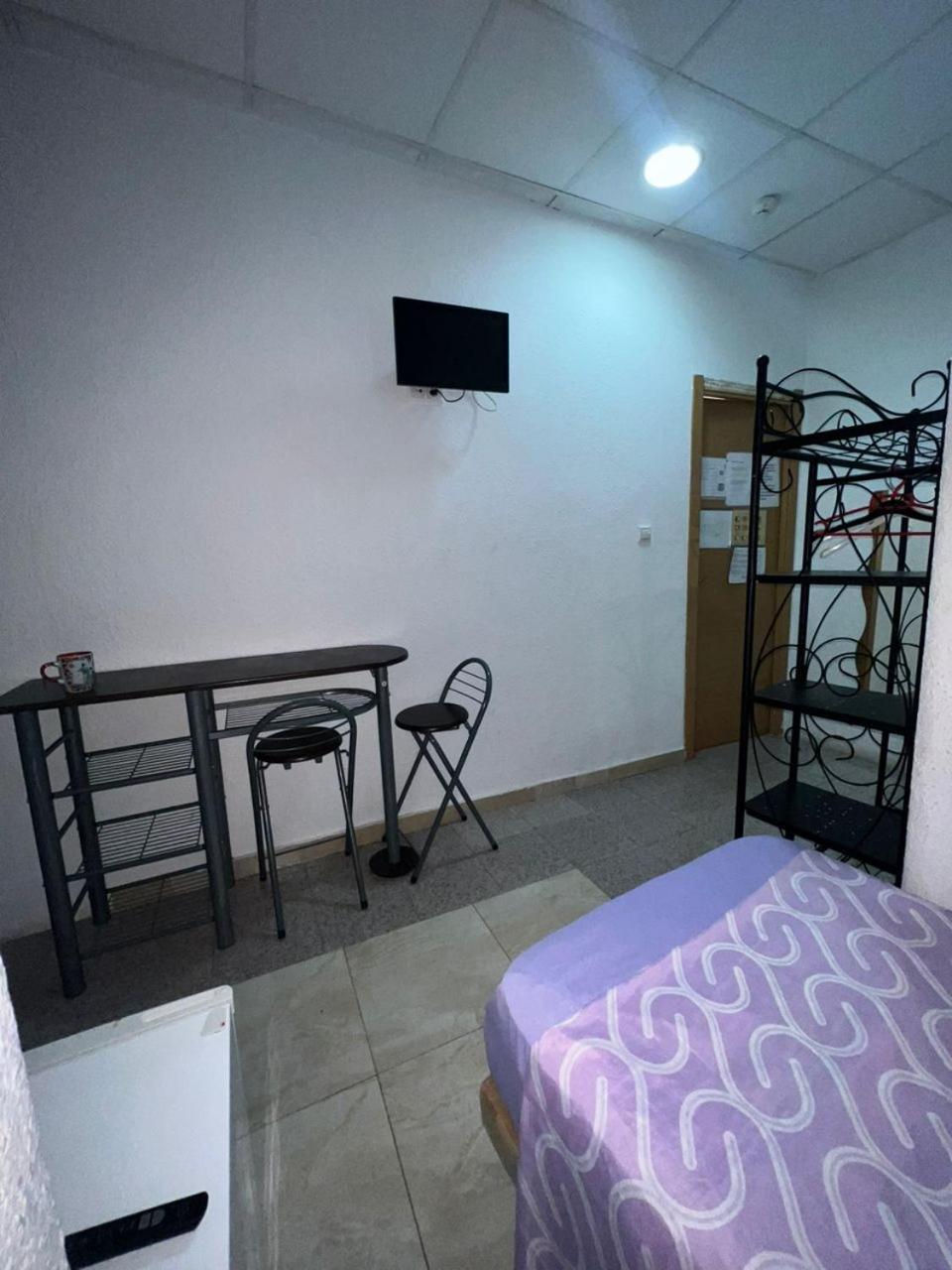 Hostal Milan アリカンテ エクステリア 写真 A room at the hostel