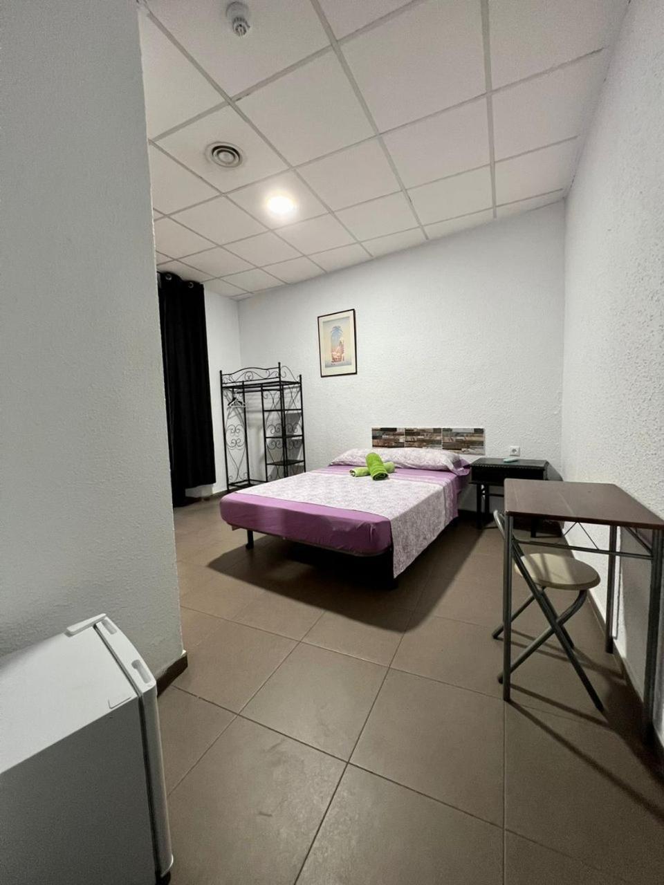 Hostal Milan アリカンテ エクステリア 写真 A room in a youth hostel