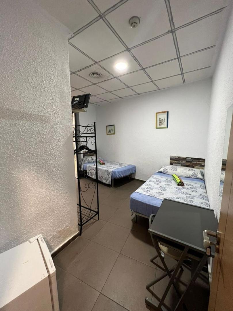 Hostal Milan アリカンテ エクステリア 写真 A room at a love hotel in Tokyo
