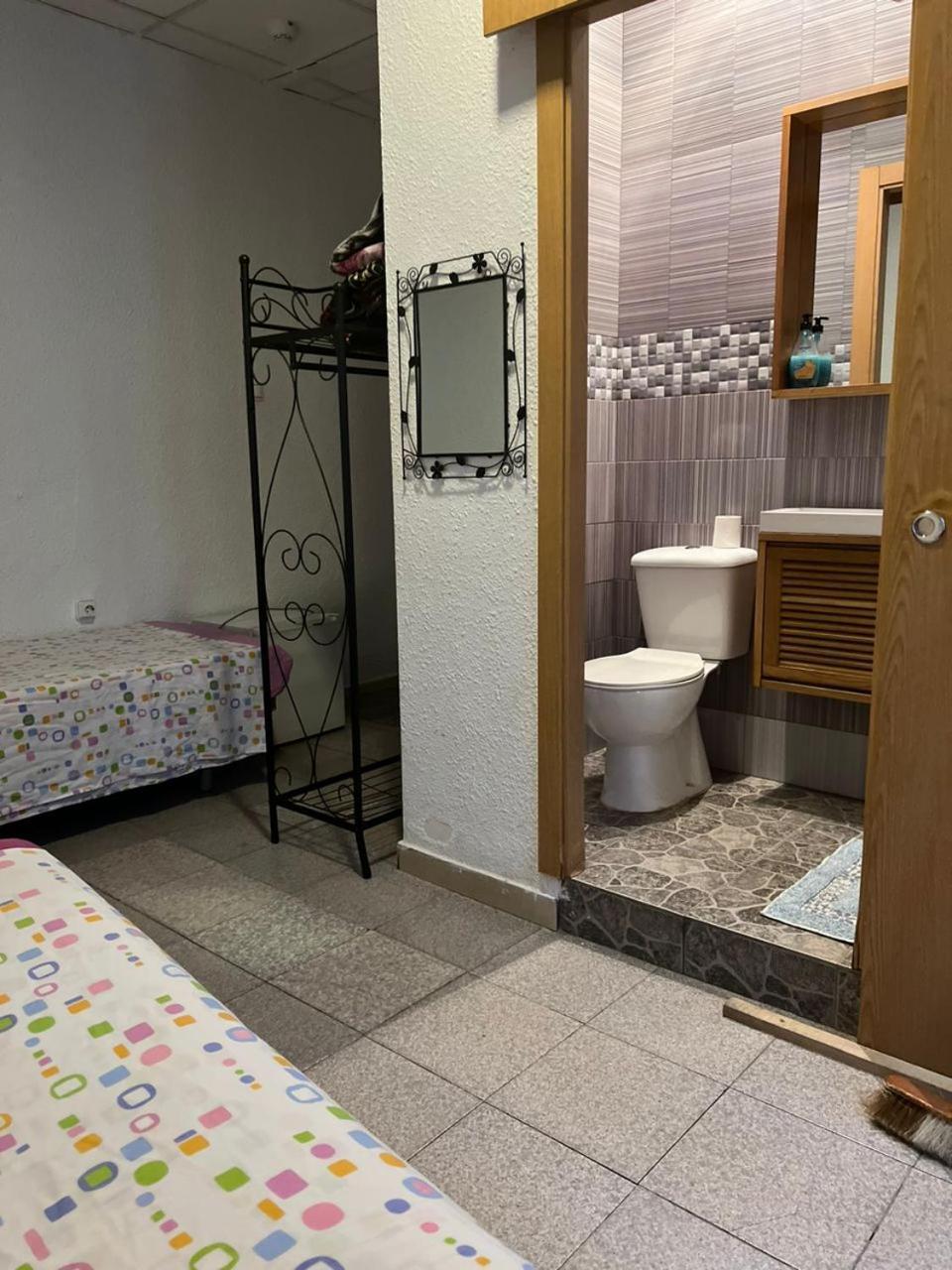Hostal Milan アリカンテ エクステリア 写真 A bathroom in a hostel