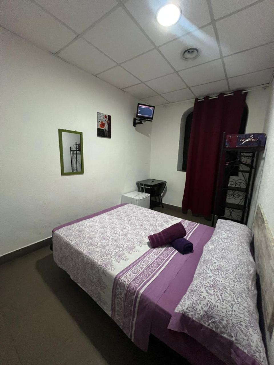 Hostal Milan アリカンテ エクステリア 写真 A typical room in a love hotel